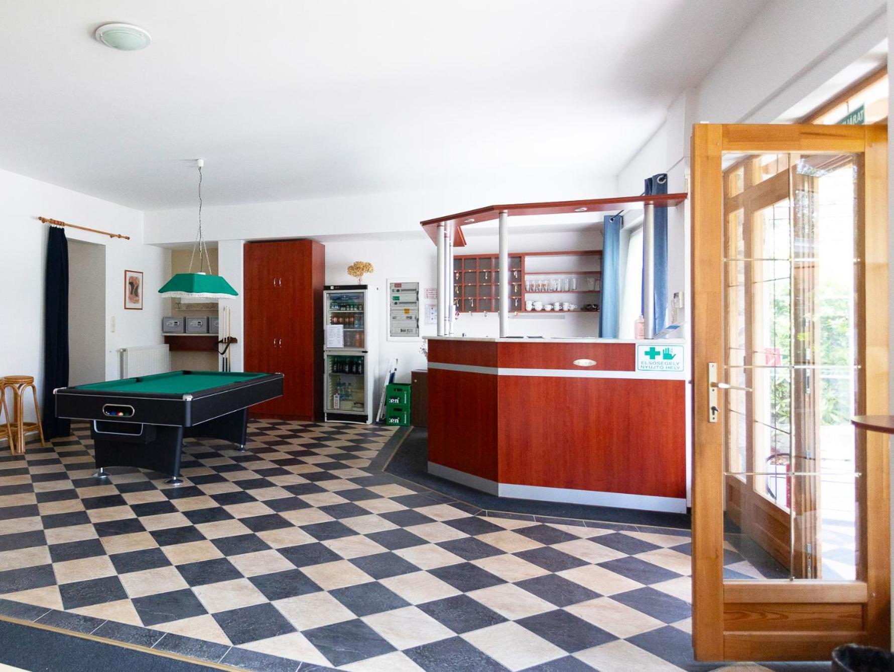 זמראדי Hotel Platan מראה חיצוני תמונה