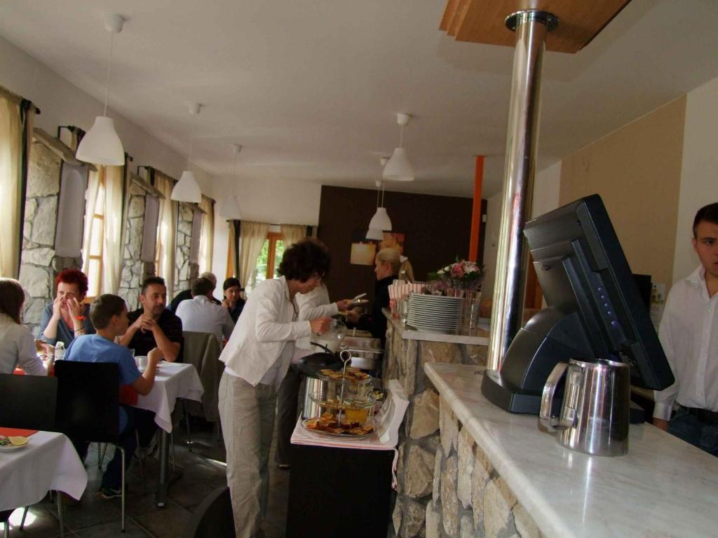 זמראדי Hotel Platan מראה חיצוני תמונה