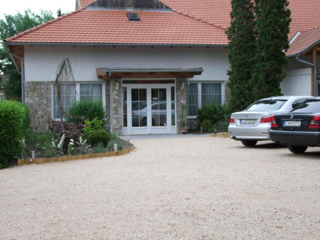 זמראדי Hotel Platan מראה חיצוני תמונה